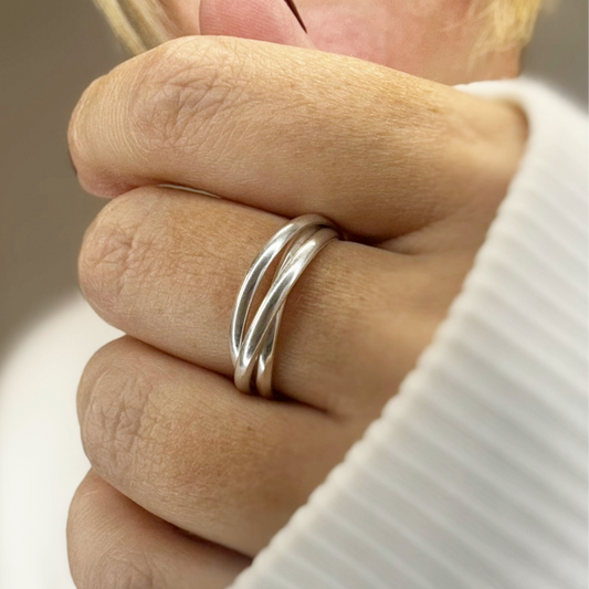 anxiety fidget ring in 925 silver ring with a blurred background