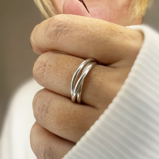 anxiety fidget ring in 925 silver ring with a blurred background